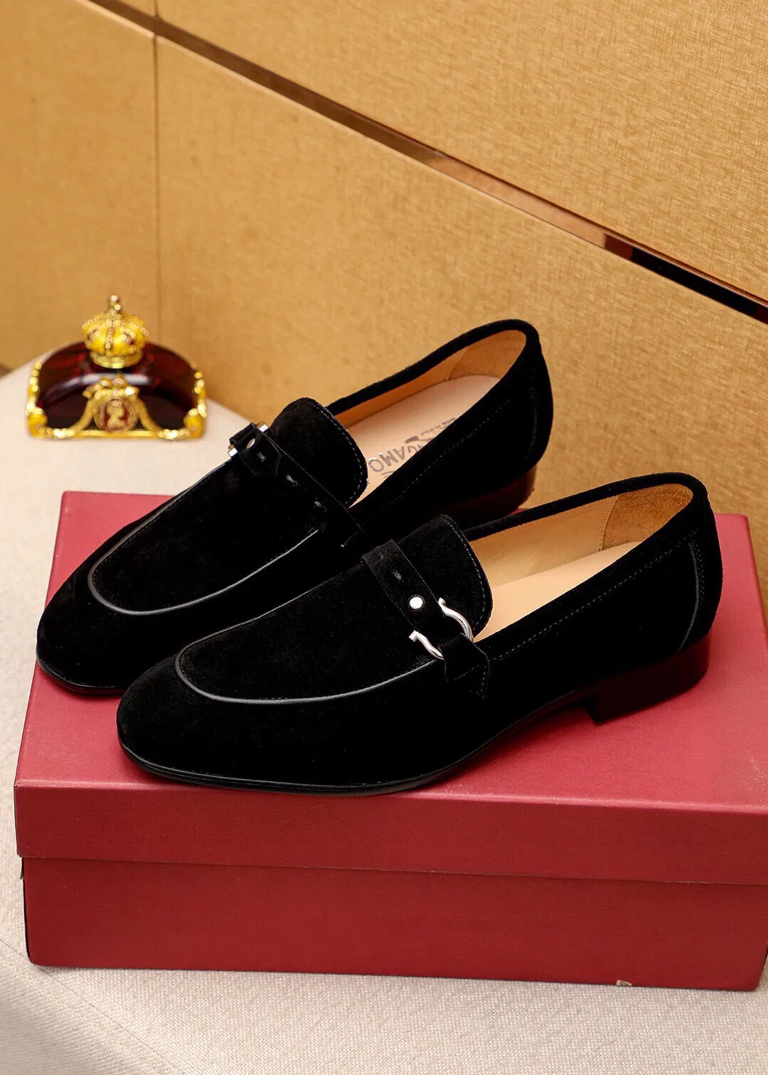 Men's shoes 💰460 💐 Product trademark: Ferragamo "Ferragamo" casual leather shoes Regular size: 38-44 (45.46.47🉑️Customized) Product materials: Selected imported first-layer frosted calfskin upper + luxury hardware buckle, imported water-dyed cow leather lining. Strong three-dimensional visual effect, original outsole color: 2 colors available